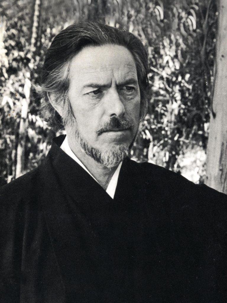 Alan Watts: quién fue, qué dijo y por qué medio siglo después sigue siendo imposible ignorarle.
